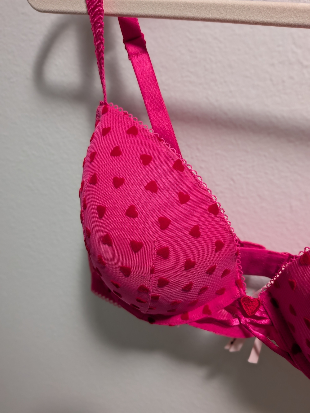 Victoria's Secret Fuchsia Heart-Print Bra 36DD - Picture 4 of 11
